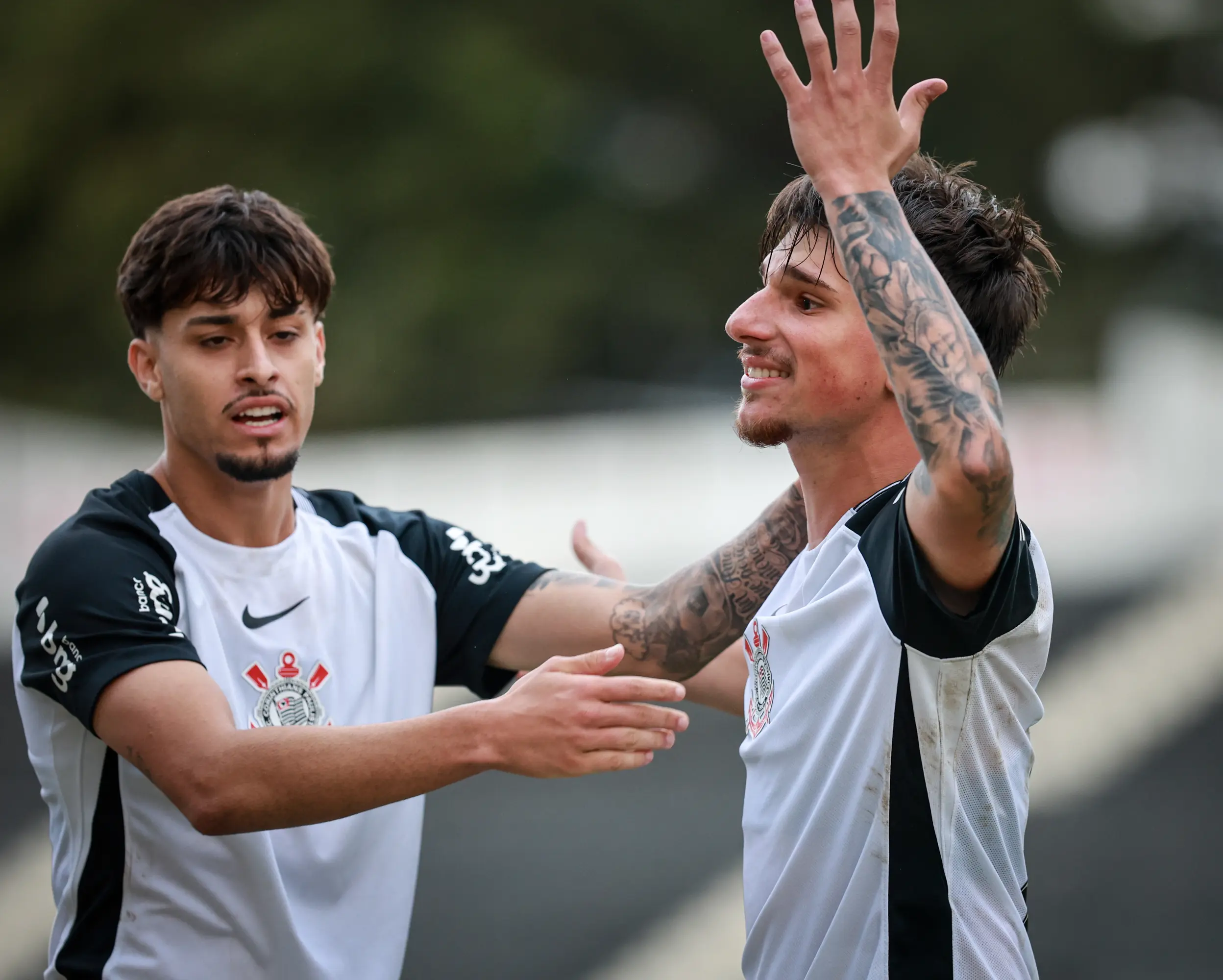Corinthians assume ponta do Brasileiro sub-17 após aplicar 4 a 0 no Internacional
