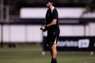Fernando Diniz intensifica preparação do Corinthians para duelo contra o Remo