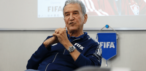 Carlos Alberto Parreira permanece em tratamento intensivo após 35 dias de internação
