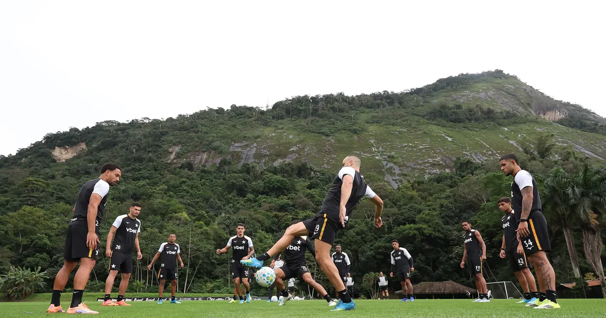 Botafogo intensifica busca por reforços e mira posições-chave no mercado
