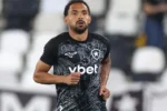 Zenit veta investida por Vitinho e lateral permanece no Botafogo