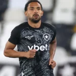 Zenit veta investida por Vitinho e lateral permanece no Botafogo