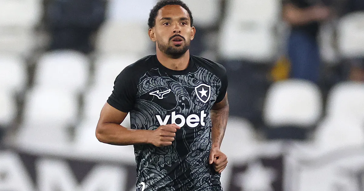 Zenit veta investida por Vitinho e lateral permanece no Botafogo