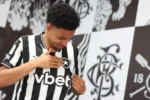 Paulinho celebra chegada ao Botafogo após negociação frustrada no início do ano