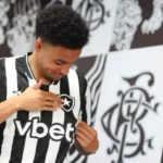 Paulinho celebra chegada ao Botafogo após negociação frustrada no início do ano