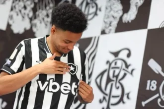 Paulinho celebra chegada ao Botafogo após negociação frustrada no início do ano