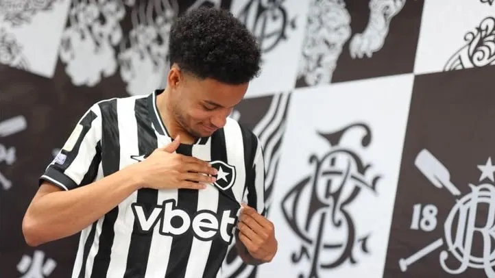 Paulinho celebra chegada ao Botafogo após negociação frustrada no início do ano