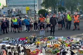 Eddie Howe reverencia memória de Kevin Keegan diante do St James’ Park após morte do ídolo