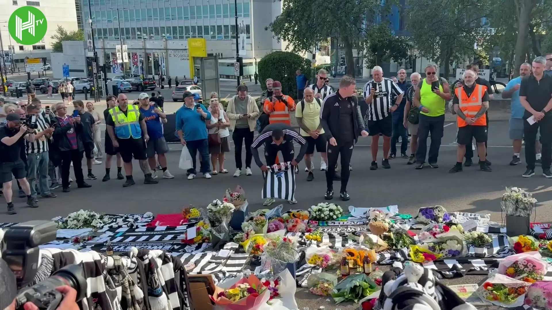 Eddie Howe reverencia memória de Kevin Keegan diante do St James’ Park após morte do ídolo
