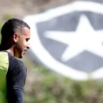 Gabriel Batista destaca legado de goleiros e conexão com ídolo do Botafogo