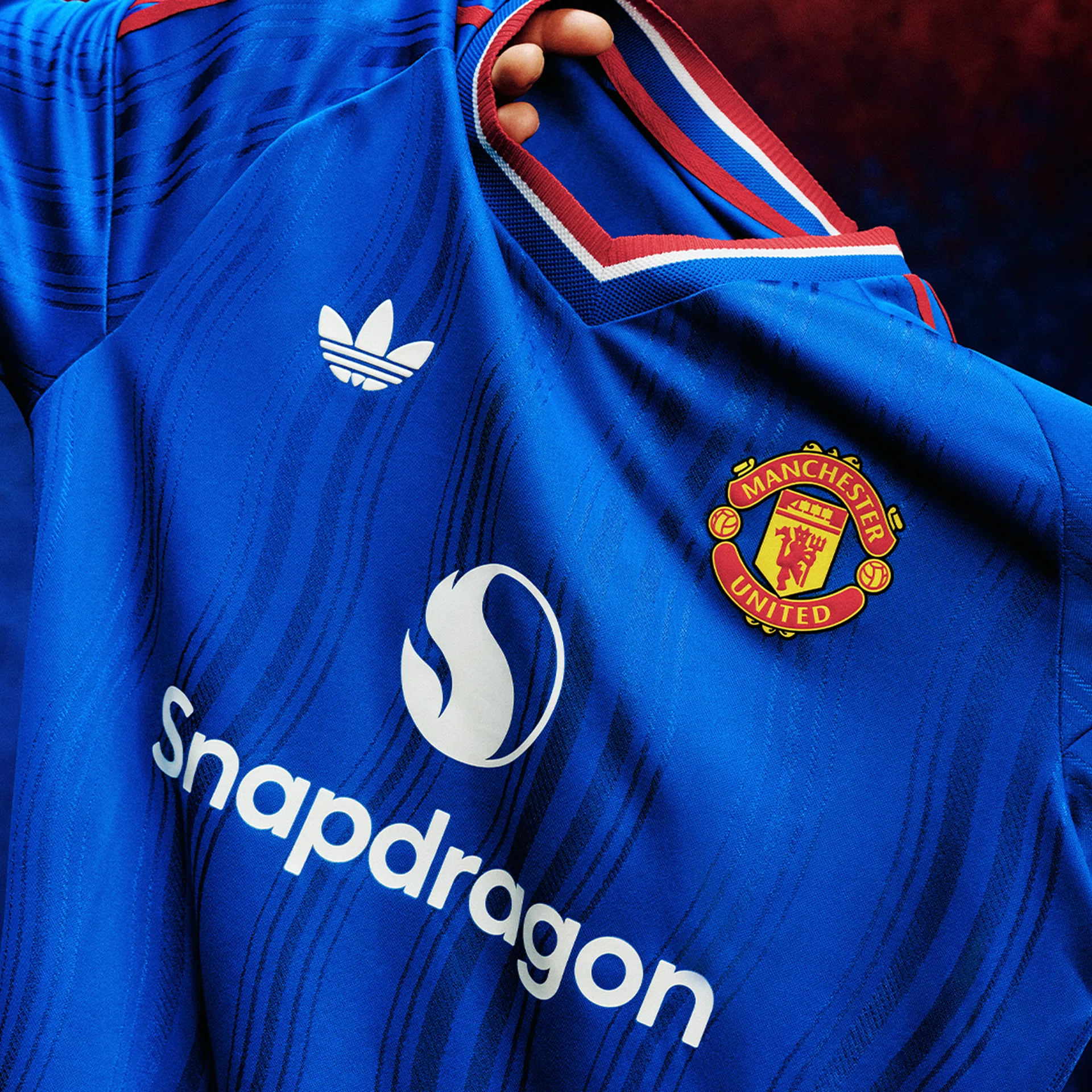 Manchester United revela design do uniforme reserva para a temporada 26/27