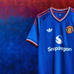 Manchester United resgata legado europeu em novo uniforme azul para 2026/27