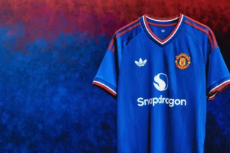 Manchester United resgata legado europeu em novo uniforme azul para 2026/27