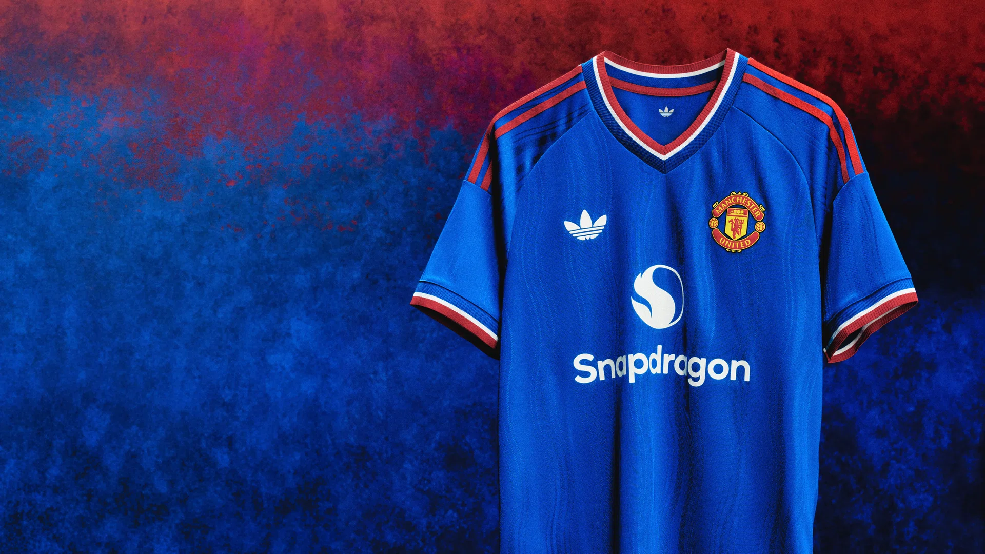 Manchester United resgata legado europeu em novo uniforme azul para 2026/27