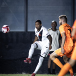 João Vitor viaja com elenco do Vasco para a Colômbia apesar de suspensão