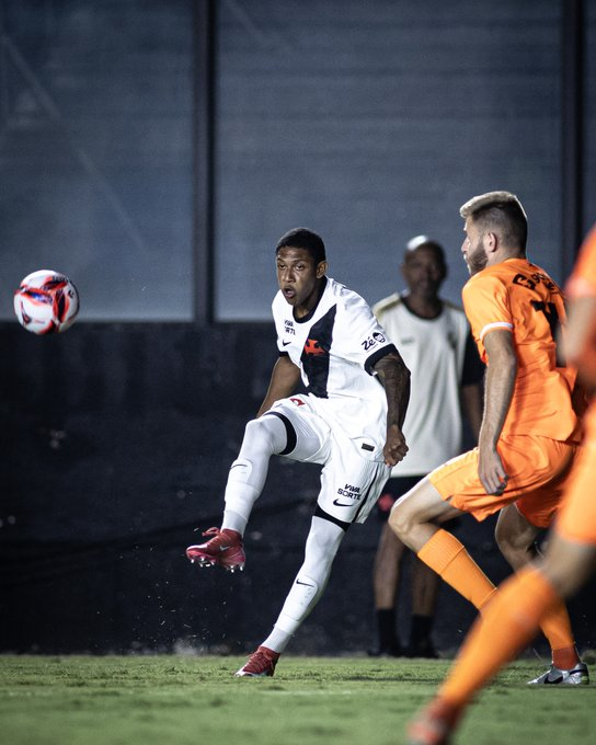 João Vitor viaja com elenco do Vasco para a Colômbia apesar de suspensão