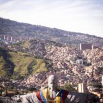 Vasco da Gama marca presença com símbolos em pontos turísticos de Medellín