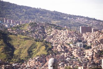 Vasco da Gama marca presença com símbolos em pontos turísticos de Medellín