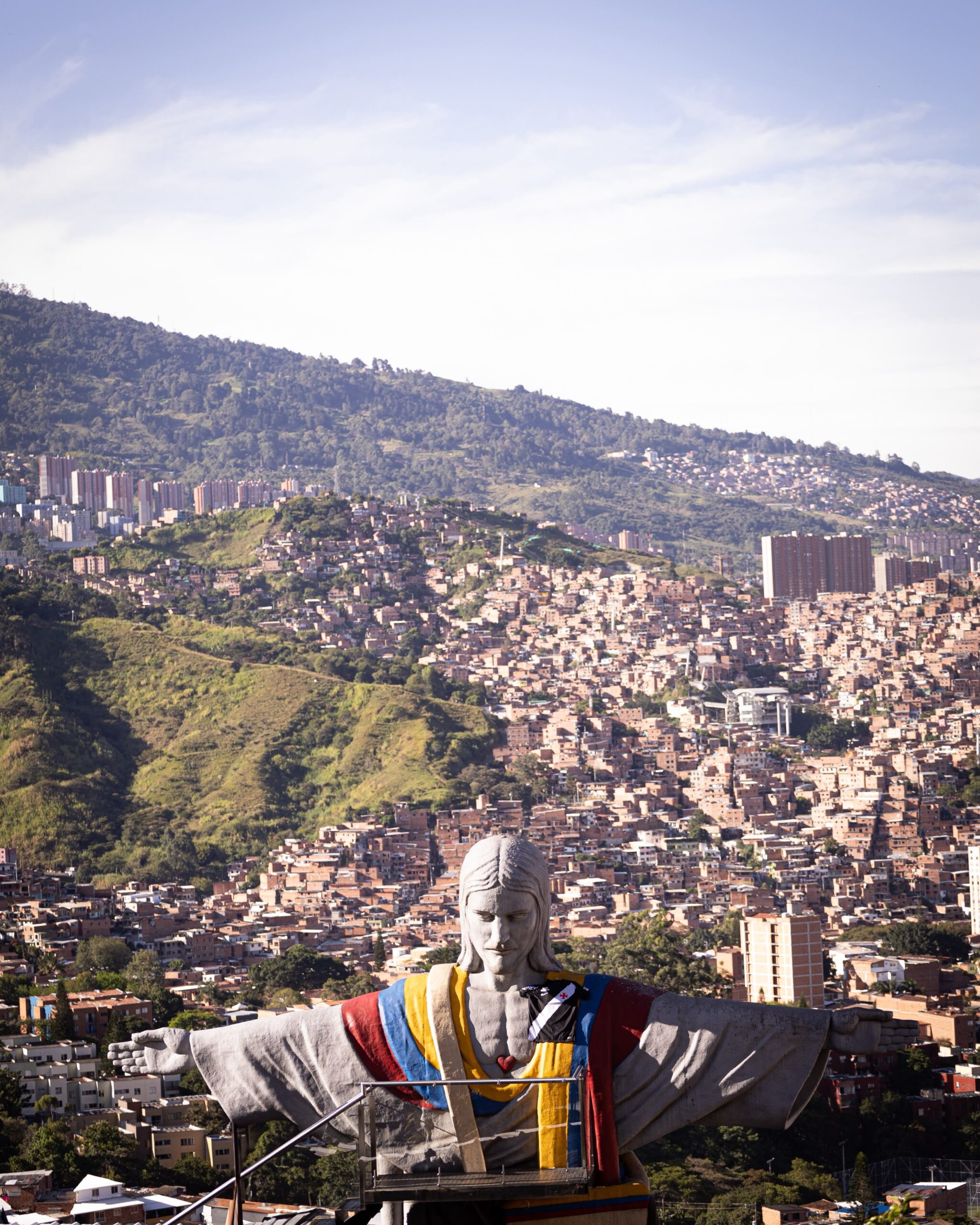 Vasco da Gama marca presença com símbolos em pontos turísticos de Medellín