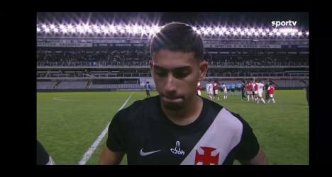 Gustavo Guimarães critica arbitragem após revés do Vasco diante do Santos