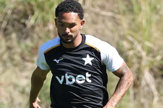 Vitinho mantém foco no Botafogo após ausência na convocação para a Copa do Mundo