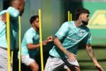 Palmeiras adota esquema com três zagueiros e estreia Barboza diante do Coritiba