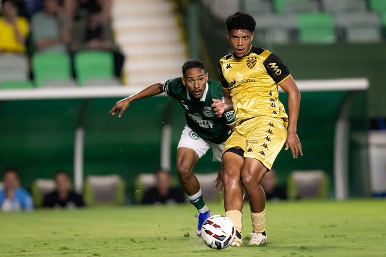 Goiás e Sport medem forças em confronto decisivo pelo campeonato