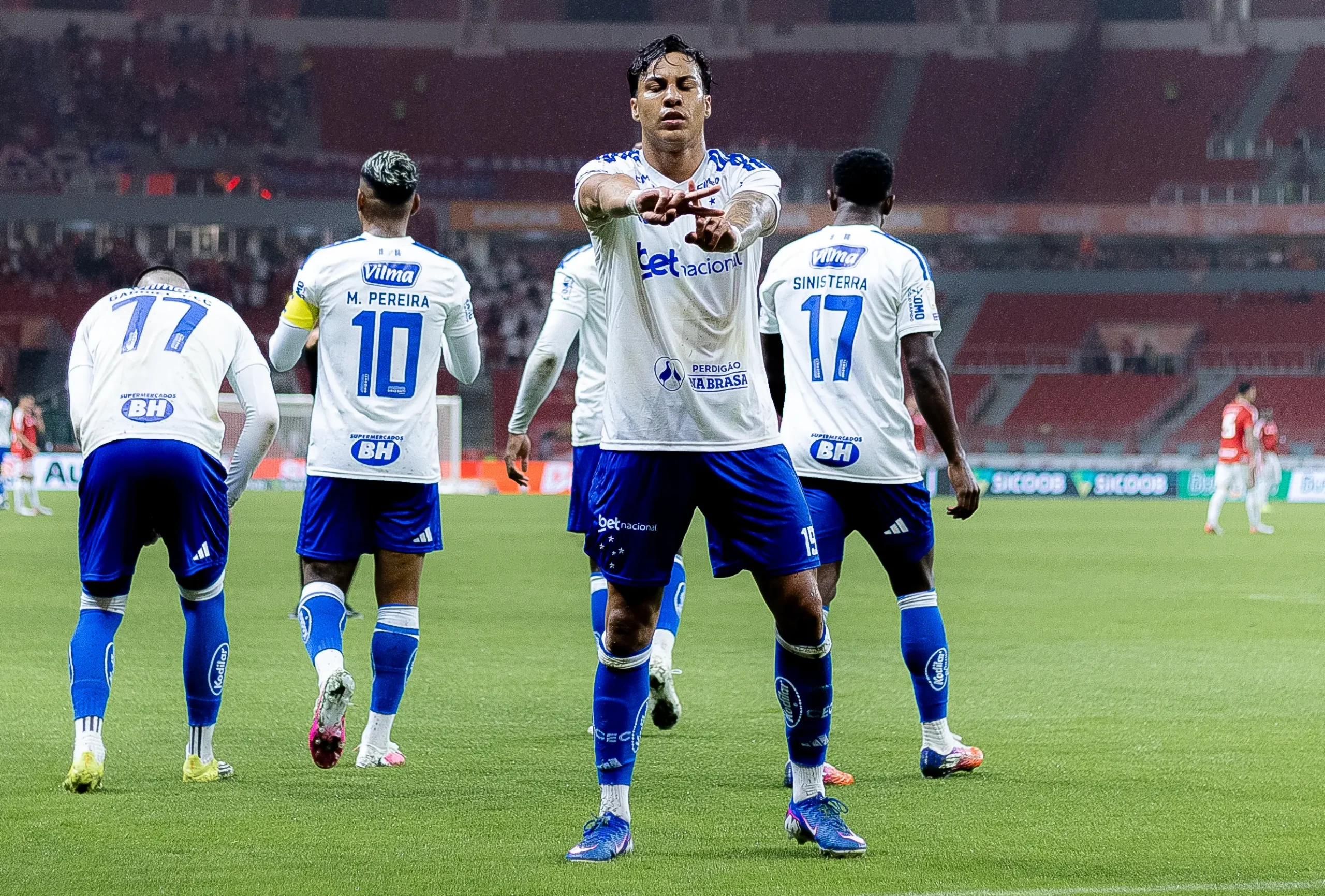 Cruzeiro supera Internacional no Beira-rio e ganha posições no Brasileirão