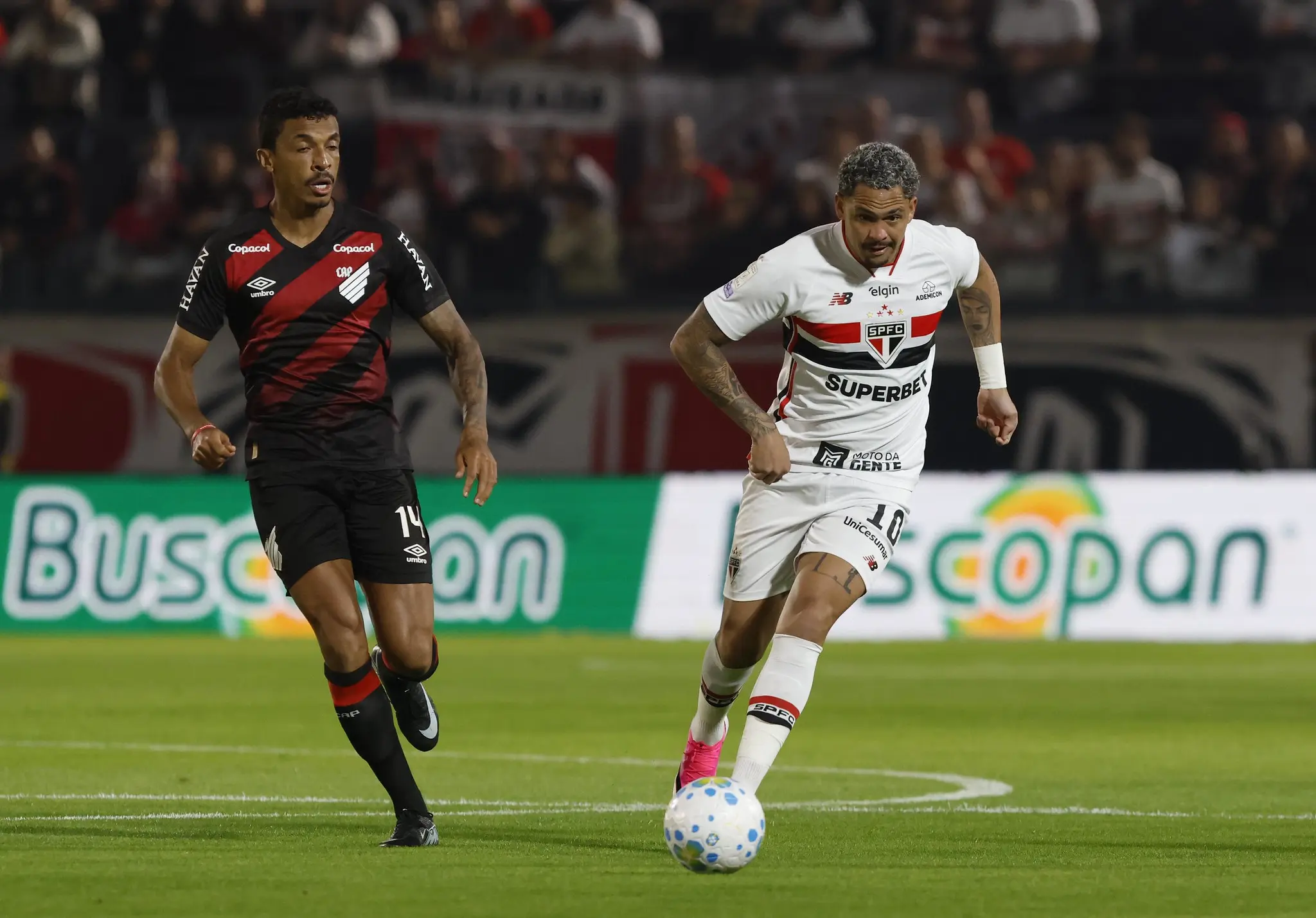 Desempenho do São Paulo oscila e equipe sofre virada após 'apagão' em campo