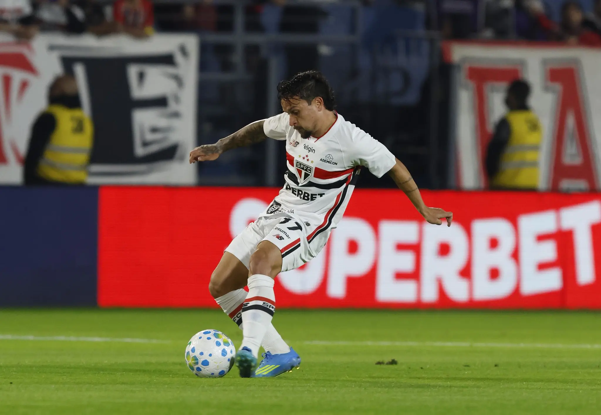São Paulo oscila e sofre virada do Athletico-pr em Bragança Paulista
