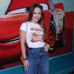 Larissa Manoela eleva a estética kidcore com personagens Disney em looks contemporâneos