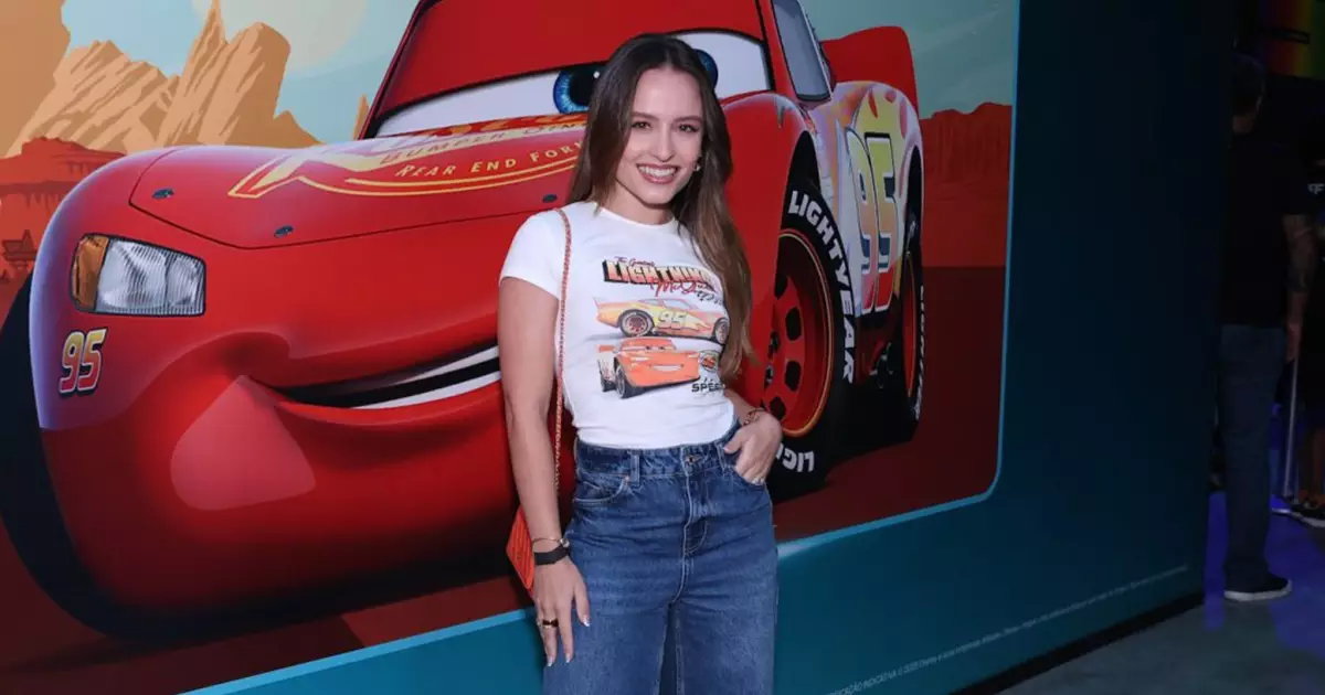Larissa Manoela eleva a estética kidcore com personagens Disney em looks contemporâneos