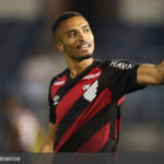 Leozinho brilha com dois gols e comanda virada do Athletico Paranaense sobre o São Paulo