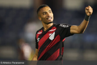 Leozinho brilha com dois gols e comanda virada do Athletico Paranaense sobre o São Paulo