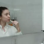 A ciência revela por que o hábito de escovar os dentes logo após as refeições pode ser um erro