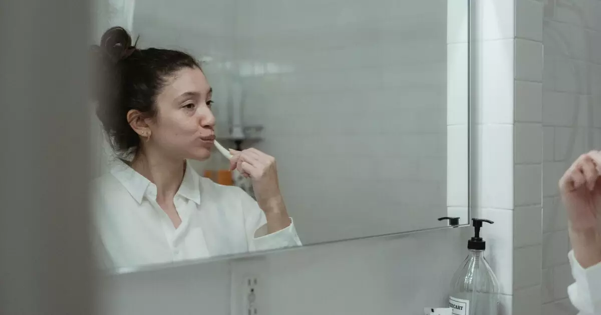 A ciência revela por que o hábito de escovar os dentes logo após as refeições pode ser um erro