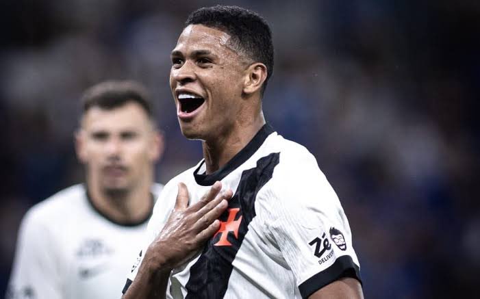 Vasco intensifica busca por reforços enquanto define futuro de Barros