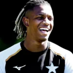 Botafogo rejeita oferta milionária do Palmeiras pelo volante Danilo