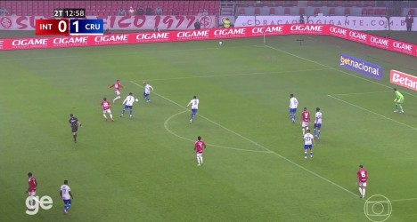 Estreia de Gabriel Pec no Cruzeiro termina em fratura após falta dura de Victor Gabriel