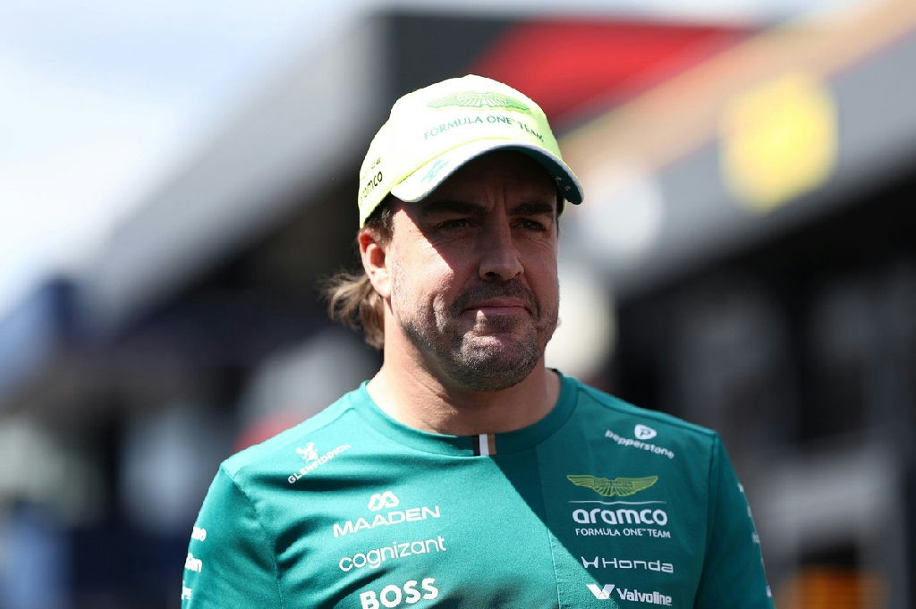 Fernando Alonso reafirma permanência na Aston Martin e afasta rumores na Fórmula 1