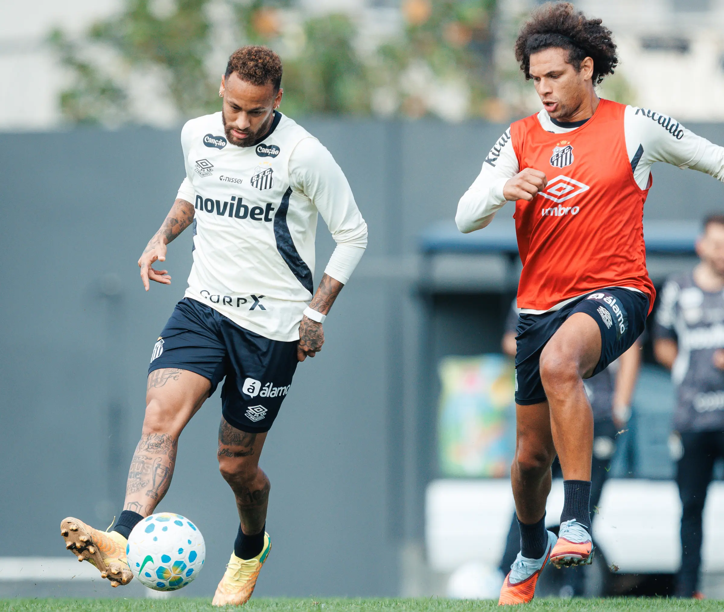 Neymar retorna aos treinos e reforça o Santos para o confronto contra a Chapecoense