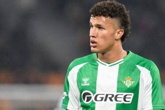 Vasco avança na contratação do meia Nelson Deossa junto ao Betis