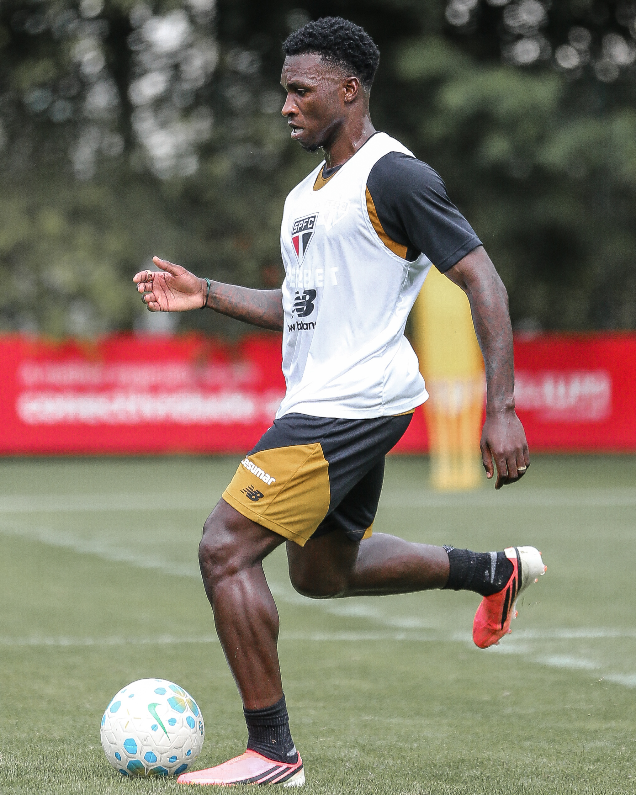 São Paulo intensifica preparação física em treino no CT da Barra Funda