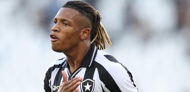 Danilo inicia no banco pelo Botafogo e mantém expectativa do Palmeiras no mercado