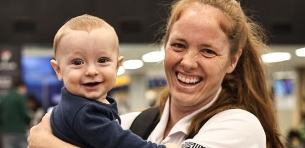 Ketlen marca história no futebol feminino ao viajar com filho após nova regra da CBF