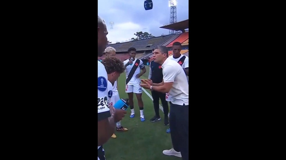 Instruções táticas de Pedro Emanuel não foram seguidas antes de gol sofrido pelo Vasco