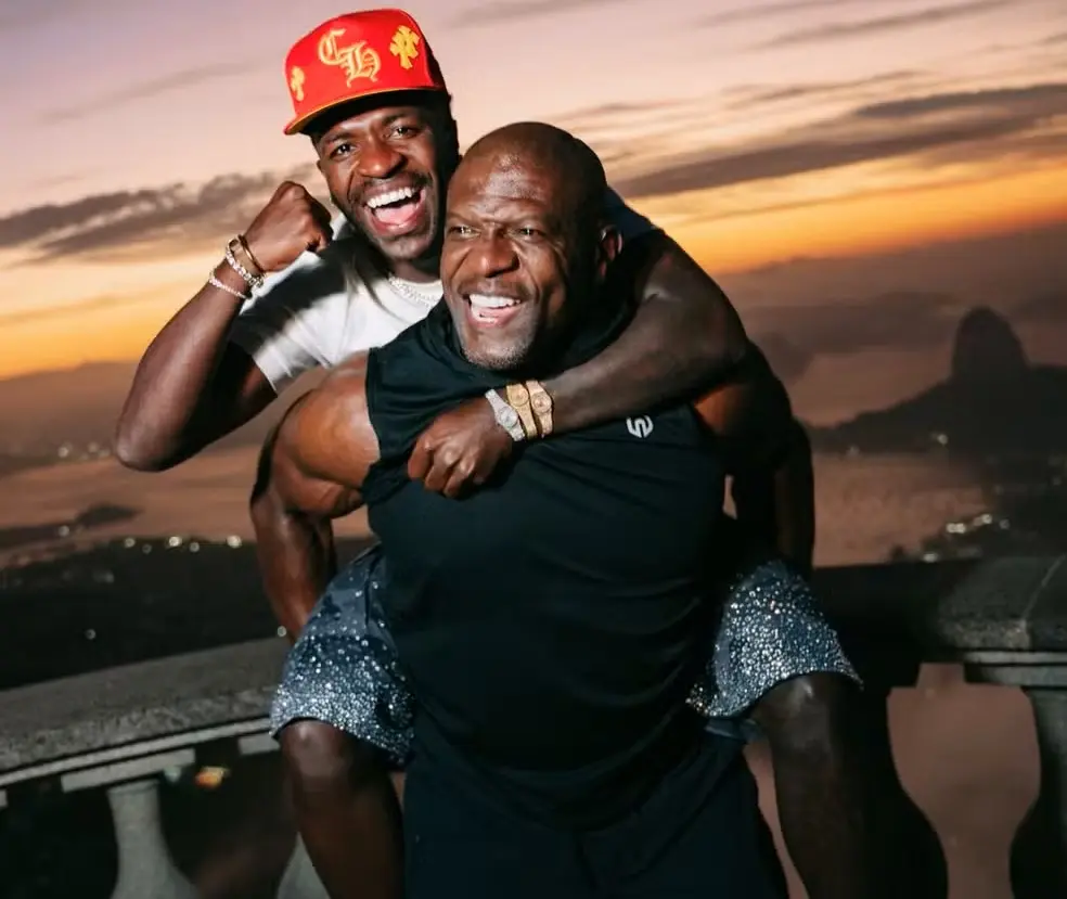 Vini Jr. e Terry Crews celebram encontro no Rio de Janeiro após meme viral