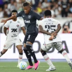 Botafogo empata com Vitória no Nilton Santos e ganha posições no Brasileirão