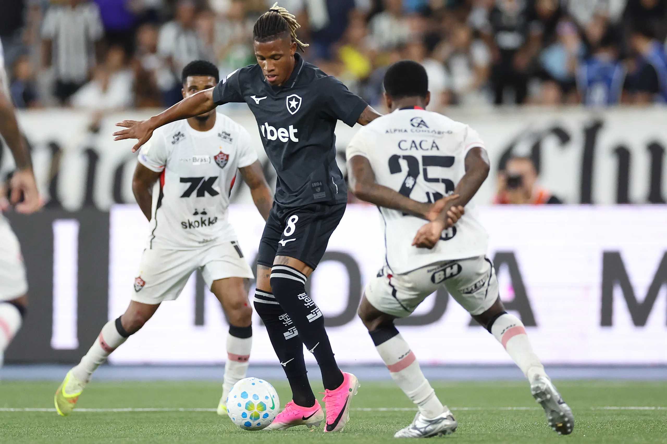 Botafogo empata com Vitória no Nilton Santos e ganha posições no Brasileirão