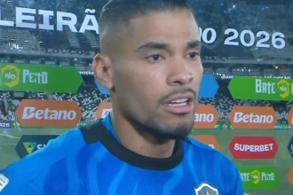 Warleson celebra estreia sem gols sofridos pelo Botafogo no Brasileirão